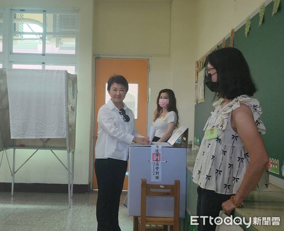 ▲盧秀燕現身投開票所。（圖／記者游瓊華攝）