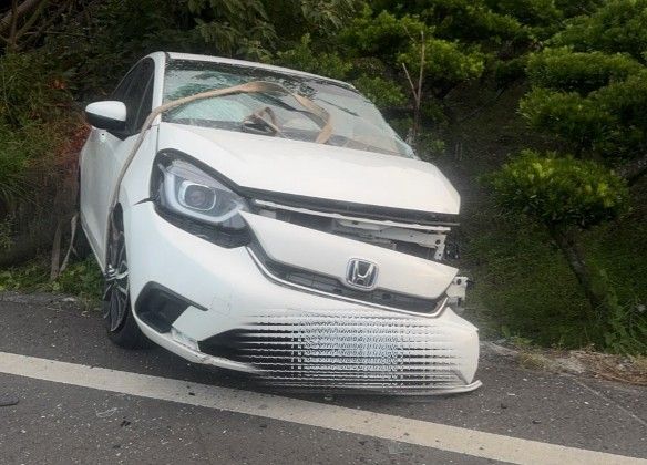 ▲彰化田尾鄉大貨車與轎車對撞駕駛送醫。（圖／警方提供）