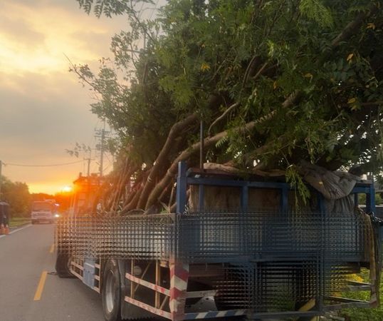 ▲彰化田尾鄉大貨車與轎車對撞駕駛送醫。（圖／警方提供）