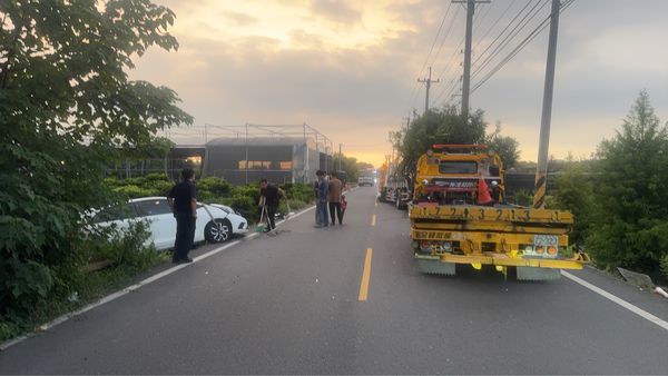 ▲彰化田尾鄉大貨車與轎車對撞駕駛送醫。（圖／警方提供）
