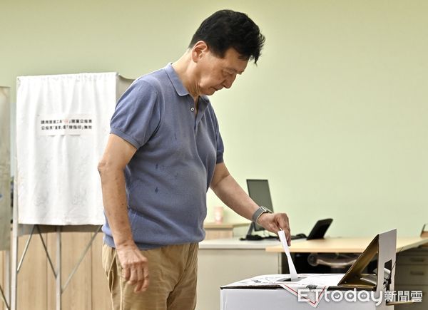 ▲▼ 核三延役公投今日投票，趙少康前往大安國中完成投票。（圖／記者李毓康攝）