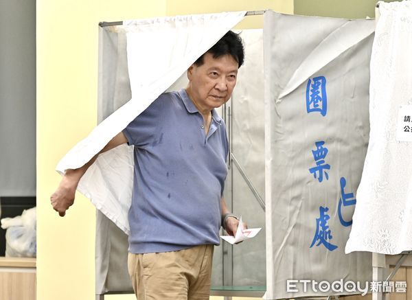 ▲▼ 核三延役公投今日投票，趙少康前往大安國中完成投票。（圖／記者李毓康攝）