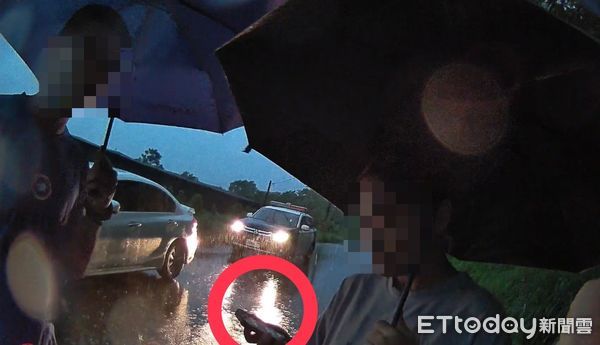 ▲里港警方幫謝女找回手機。（圖／記者陳崑福翻攝）