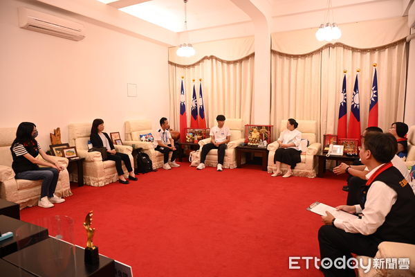 ▲▼楊凱崴奪下亞洲溜冰錦標賽「速度過椿」項目冠軍，獲縣長徐榛蔚親自接見，表揚卓越表現。（圖／花蓮縣政府提供，下同）