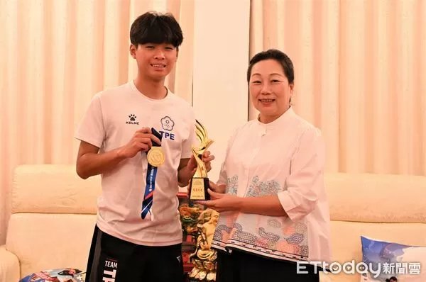 ▲▼楊凱崴奪下亞洲溜冰錦標賽「速度過椿」項目冠軍，獲縣長徐榛蔚親自接見，表揚卓越表現。（圖／花蓮縣政府提供，下同）