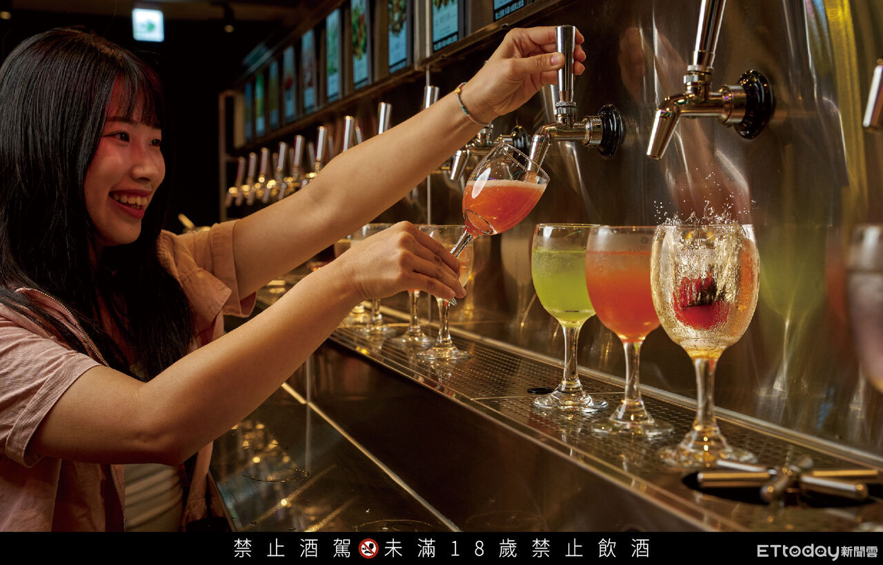 ▲馬辣集團新火鍋品牌可玩電話交友。（圖／馬辣集團提供）