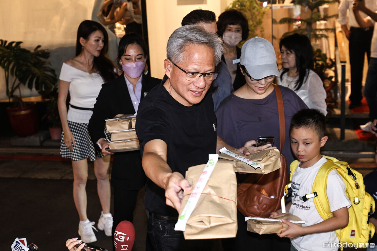 黃仁勳喊「AI不會完全取代人類」　預告機器人革命反創造新工作