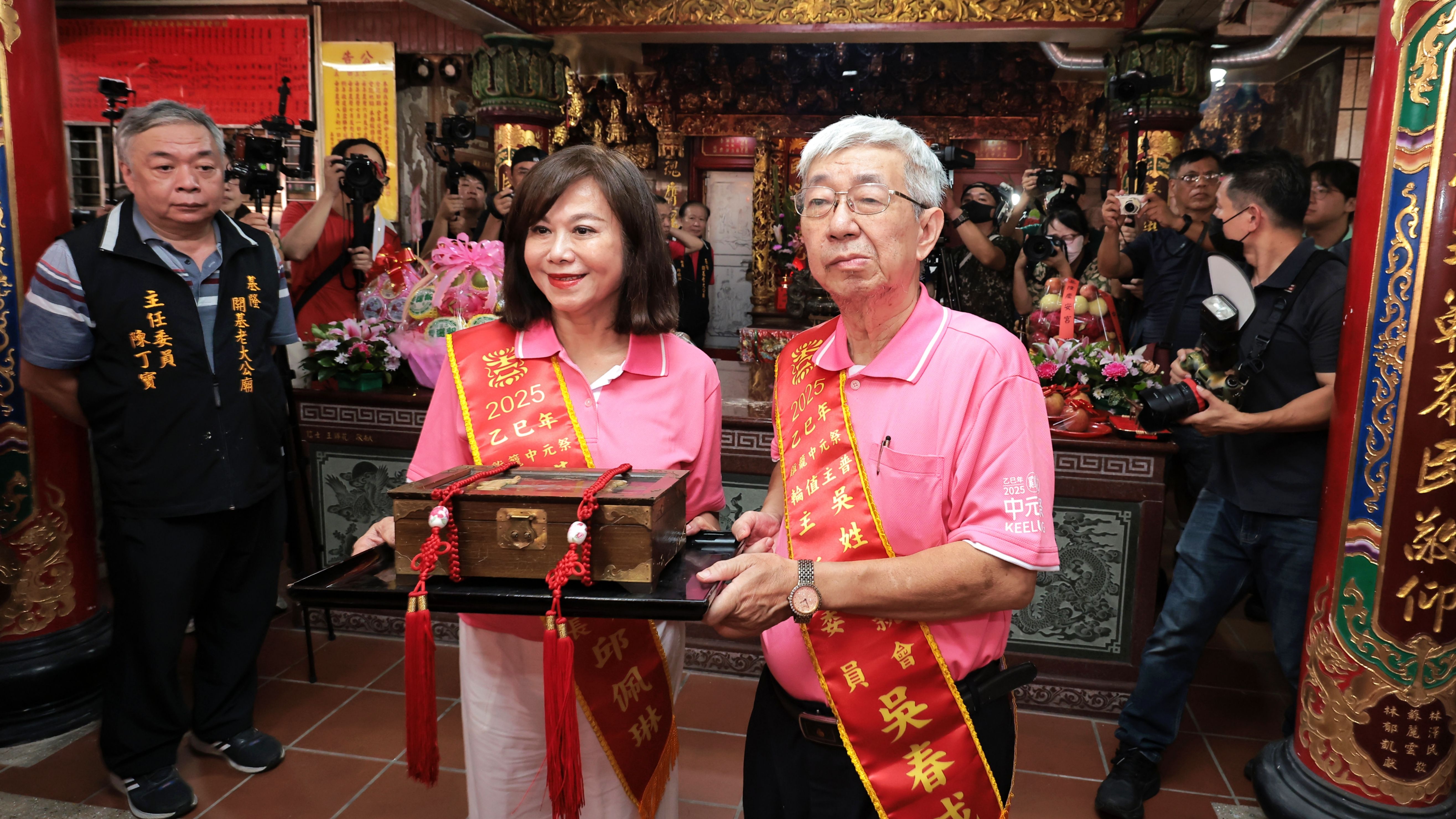 ▲171年鷄籠中元祭啟動 邱佩琳祈求合境平安。（圖／記者郭世賢翻攝）