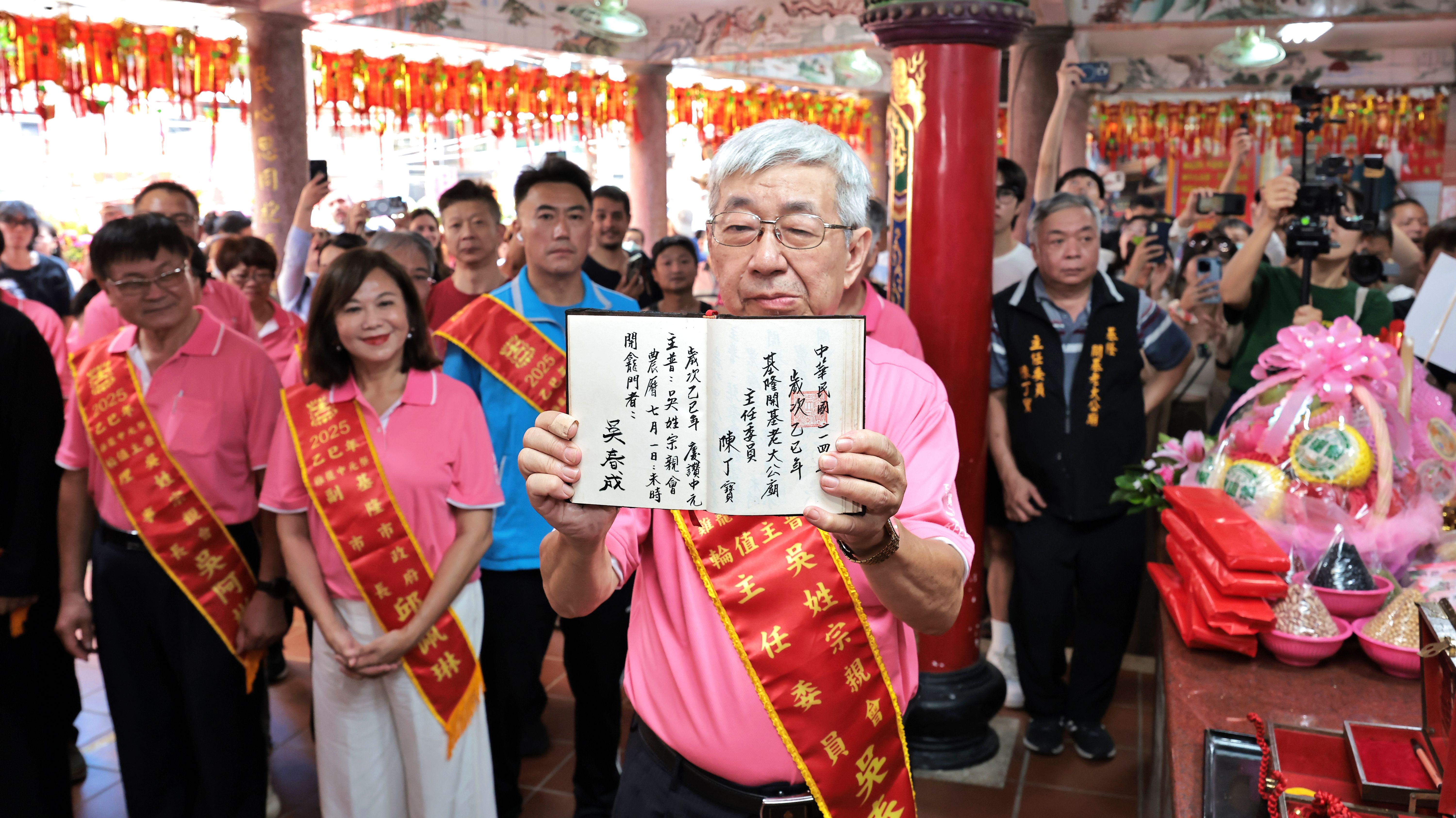▲171年鷄籠中元祭啟動 邱佩琳祈求合境平安。（圖／記者郭世賢翻攝）