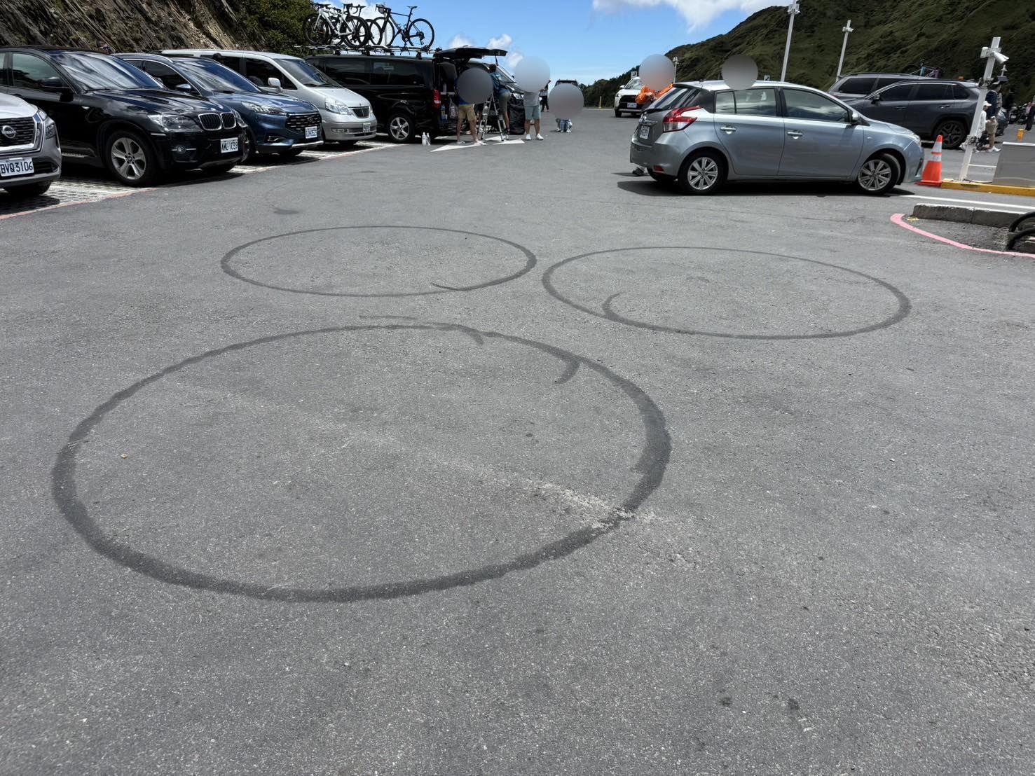 ▲武嶺停車場驚見「神秘黑圈」，竟是機車族深夜燒胎惡搞。（圖／翻攝自Facebook／中橫路況交通資訊站）