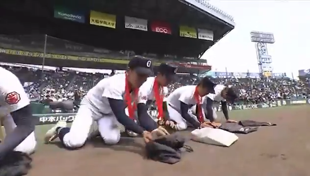 ▲▼沖繩尚學甲子園奪冠！球員掛著勝利笑容在球場上挖土。（圖／翻攝自X）