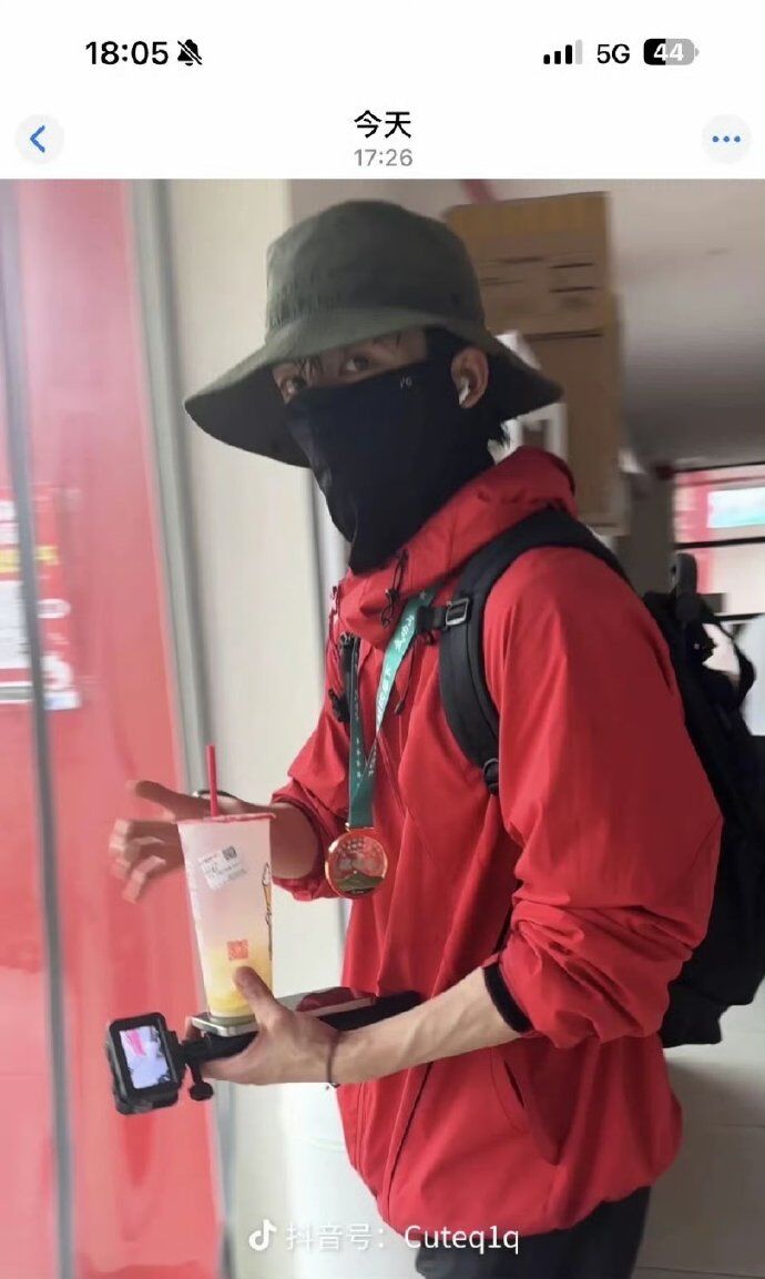 ▲▼王星越直播突然一直哭。（圖／翻攝自微博）