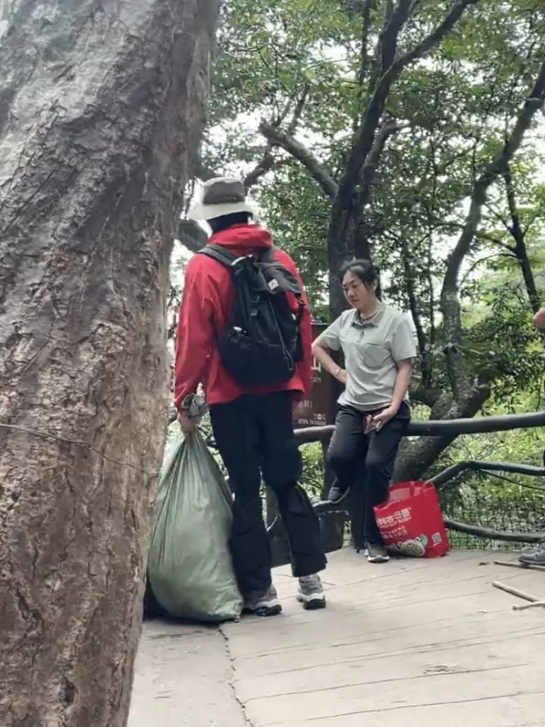 ▲▼王星越直播突然一直哭。（圖／翻攝自微博）