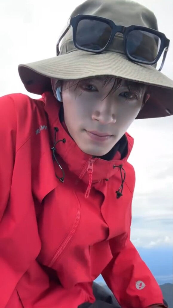 ▲▼王星越直播突然一直哭。（圖／翻攝自微博）