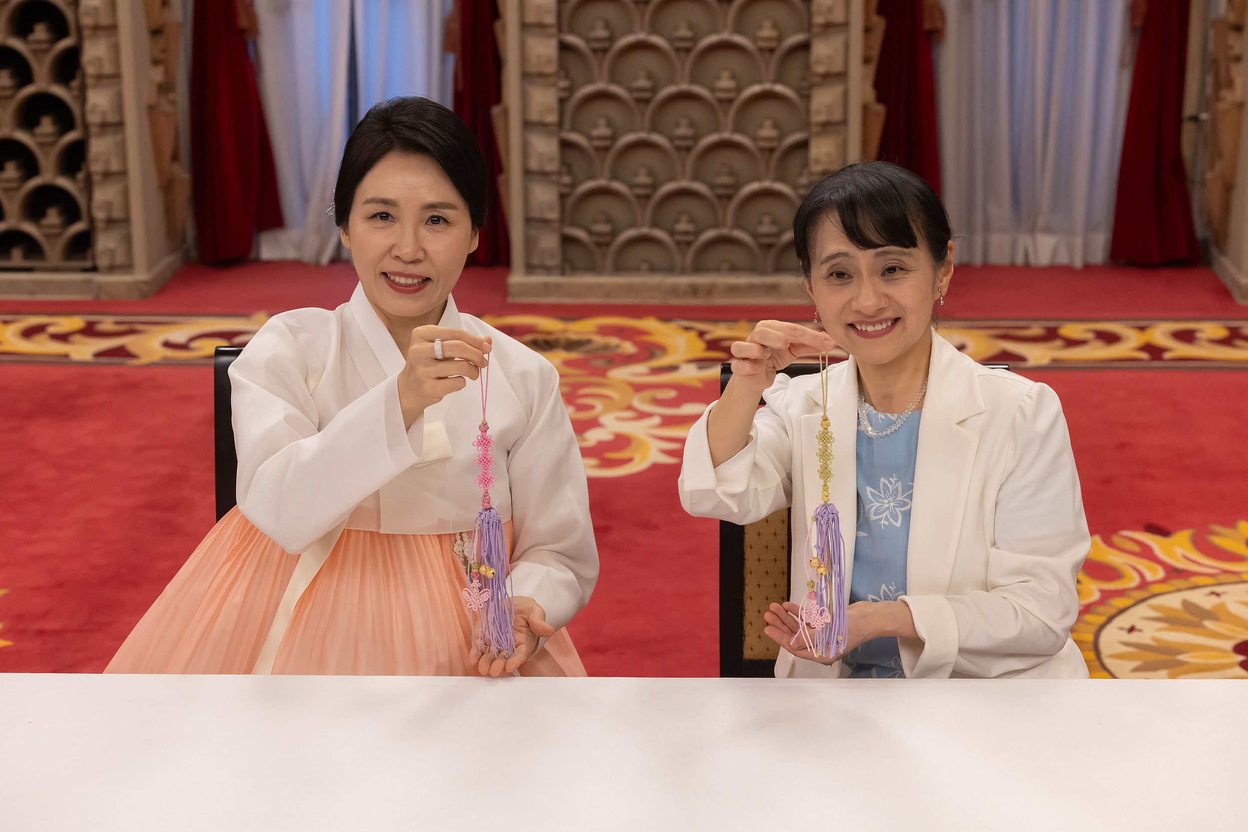 ▲▼日本第一夫人石破佳子、南韓第一夫人金惠慶體驗日韓兩國傳統結繩技藝，合影留念。（圖／VCG）