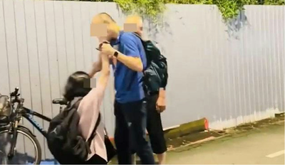 港媽當街跪求兒子影片瘋傳　死纏勸阻別惹事！網友讚：好母親！
