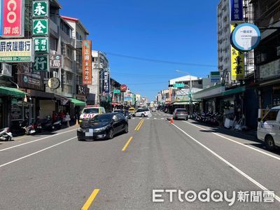 屏東男路口逆向狂衝!猛撞左轉自小客 輪胎噴飛躺路中