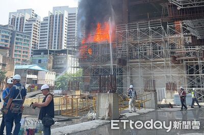 快訊／中和新建工地3樓起火！狂冒火焰濃煙　驚悚畫面曝光