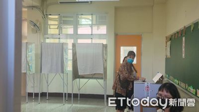 投票到一半手機響...公投票帶出場 台中2人違規遭警帶回偵訊