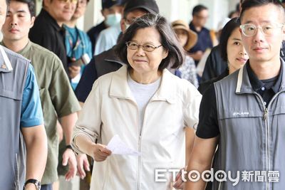 直擊/蔡英文低調完成公投投票 一派輕鬆跟現場民眾寒暄