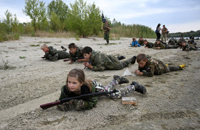 俄羅斯兒童「學丟手榴彈」！舉真槍軍訓畫面曝　最小僅8歲