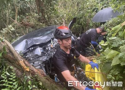 快訊/南投1轎車「下坡撞樹」墜200公尺深山谷 4人受困