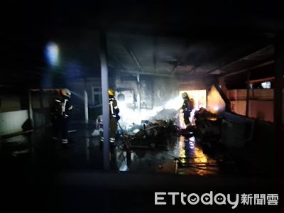 快訊／基隆凌晨火警！民宅頂樓竄火舌「屋內一片焦黑」