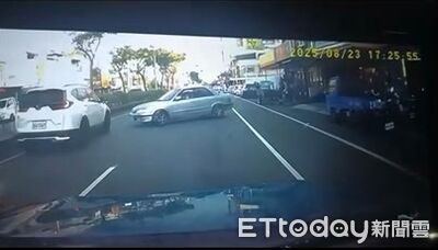 疑誤打排檔！苗栗85歲男駕駛爆衝畫面曝　撞內車道2車2人送醫