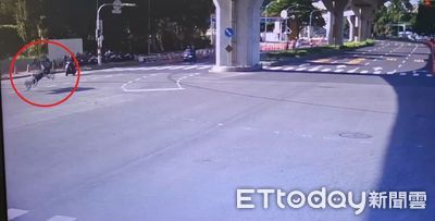 高雄18歲騎士闖紅燈！急煞「人車前空翻2圈」　撞車慘摔畫面曝
