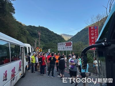 台7線下巴陵段坍方5遊覽車83人受困 急調5中巴助撤離