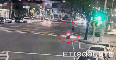 恐怖瞬間曝!高雄2行人「站斑馬線上等紅燈」 遭19歲騎士撞噴