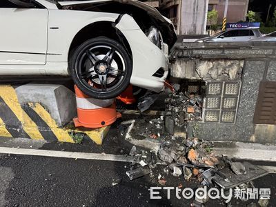 大漢橋賓士雙門轎跑撞橋墩！車頭變形　女駕駛頭部撕裂傷