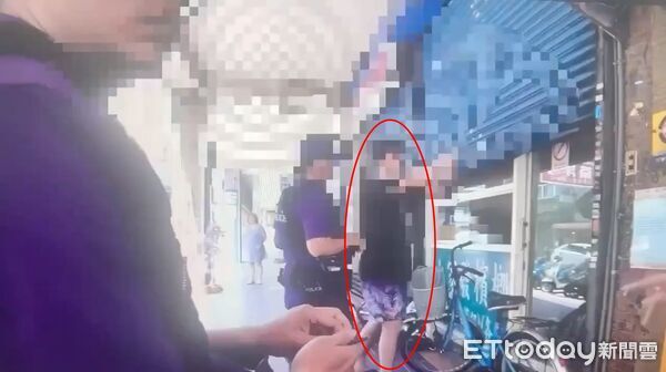 ▲《兄弟你說》原創人梅海強（紅圈處）因為說借過沒人理，竟失控推打婦人。(圖／記者邱中岳翻攝）