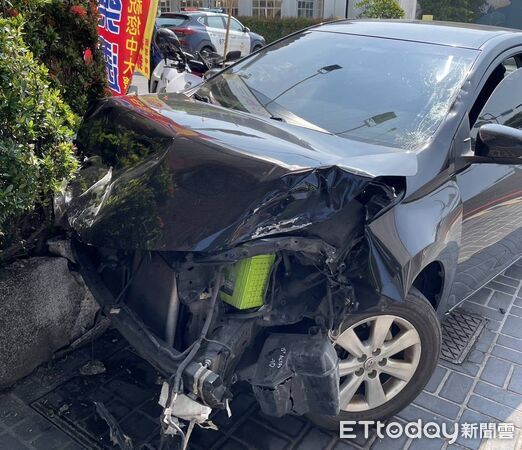 ▲▼驚悚畫面曝！台中28歲男乖乖等紅燈遭後車撞飛　轎車撞到車頭炸開。（圖／記者許權毅翻攝）