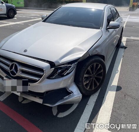 ▲▼驚悚畫面曝！台中28歲男乖乖等紅燈遭後車撞飛　轎車撞到車頭炸開。（圖／記者許權毅翻攝）