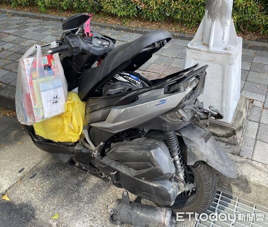 ▲▼驚悚畫面曝！台中28歲男乖乖等紅燈遭後車撞飛　轎車撞到車頭炸開。（圖／記者許權毅翻攝）
