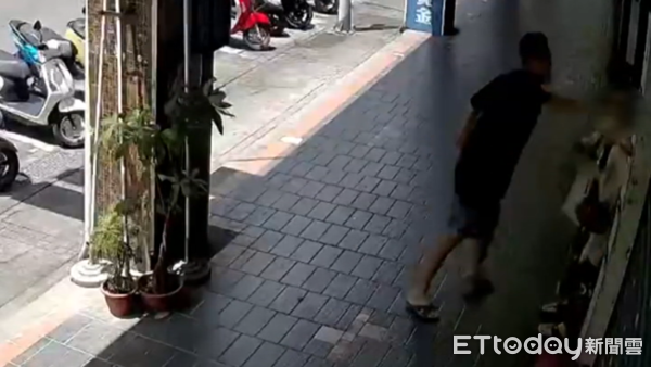 ▲▼《兄弟你說》原創人梅海強因為說借過沒人理，竟失控推打婦人。(圖／記者邱中岳翻攝）