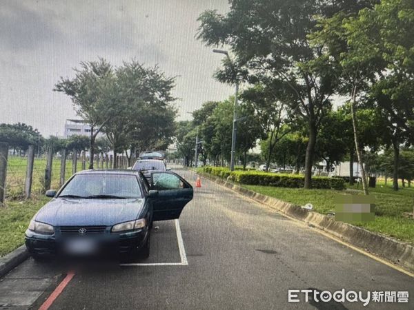 ▲▼台中某科技大學外面草地驚見男屍。（圖／民眾提供，下同）