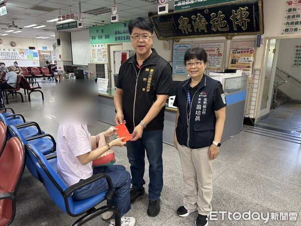 ▲▼東勢區一名投開票所管理員車禍，民政局副局長彭岑凱前往探視。（圖／台中市政府提供）