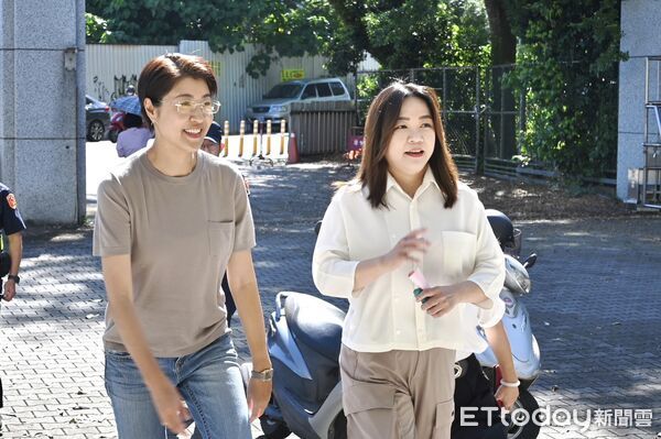 ▲▼             立委馬文君上午9點現身投票，南投縣長許淑華、民眾黨立委麥玉珍陪同。（圖／記者高堂堯翻攝，下同）