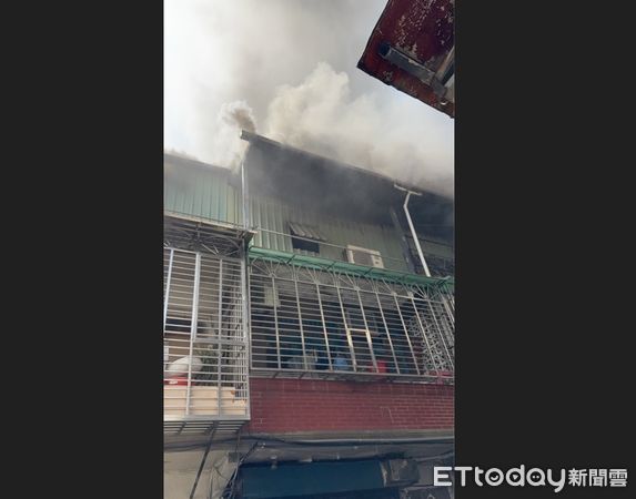 ▲▼三重區六張街今(23日)發生民宅火警。（圖／記者陸運陞翻攝)