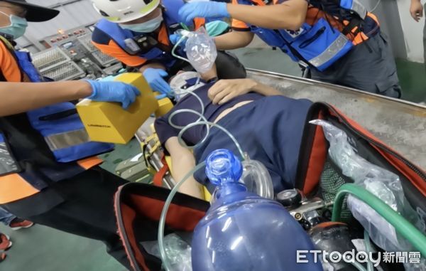 ▲台南仁德工業區22日發生工安意外，工人頭部遭機台夾困，消防高級救護隊到場施救，啟動雙軌救護，通報成大醫院創傷小組，成功爭取黃金時間救命。（記者林東良翻攝，下同）