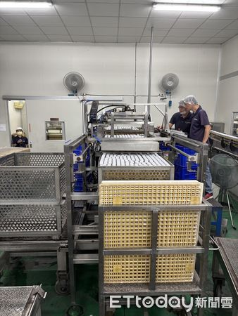 ▲台南仁德工業區22日發生工安意外，工人頭部遭機台夾困，消防高級救護隊到場施救，啟動雙軌救護，通報成大醫院創傷小組，成功爭取黃金時間救命。（記者林東良翻攝，下同）