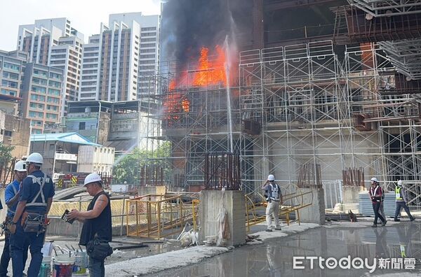 ▲新北中和一處工地起火，燃燒面積約20平方公尺，所幸並無人員傷亡。（圖／記者陸運陞翻攝）