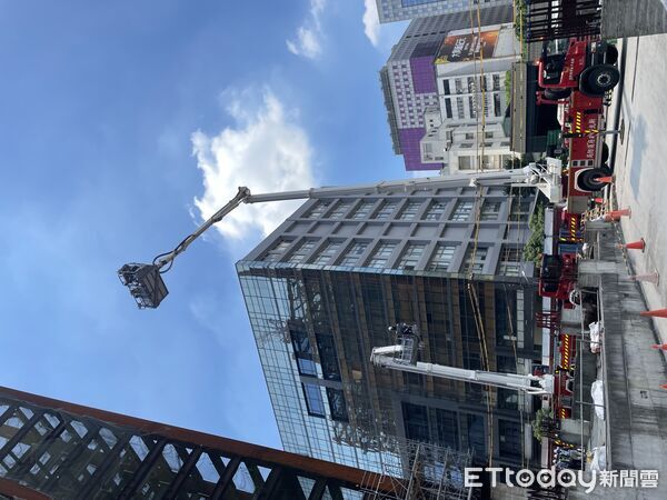 ▲新北中和一處工地起火，燃燒面積約20平方公尺，所幸並無人員傷亡。（圖／記者陸運陞翻攝）