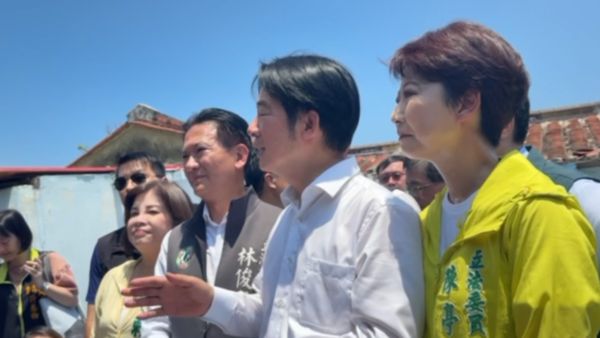 ▲▼賴清德投完公投票後視察台南災後復原狀況，除了送工班水外，還爬鋁梯上屋頂致意。（圖／總統府提供）