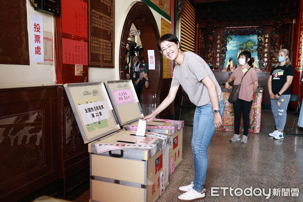▲許淑華上午赴南投市三玄宮投票。（圖／南投縣政府提供）