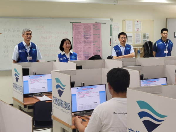 ▲葉協隆局長視察考場為應試考生加油。（圖／航港局提供）