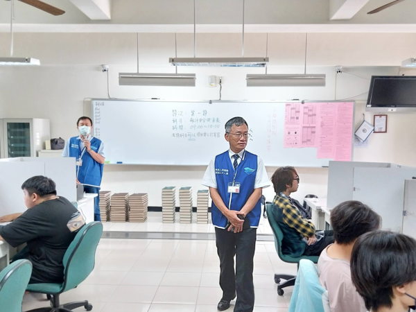 ▲航港局劉志鴻副局長視察高雄考場。（圖／航港局提供）