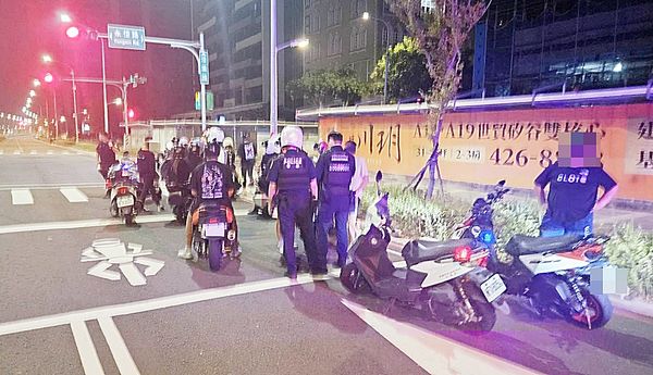 ▲桃園市中壢警分局今天凌晨據報在中豐北路重劃區有大批疑似改裝機車聚集欲飆車，警網火速趕抵制止。（圖／中壢警分局提供）